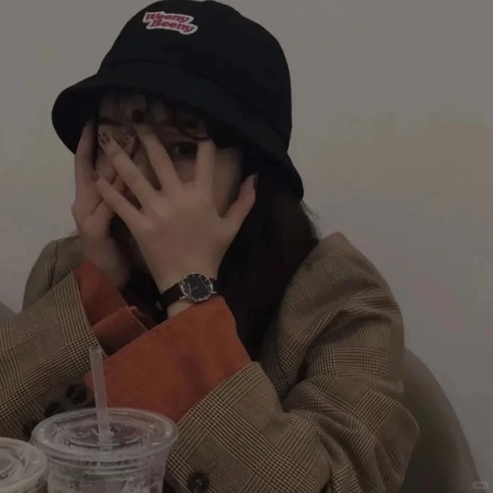 Ảnh gái xinh cute che mặt trẻ trung năng động