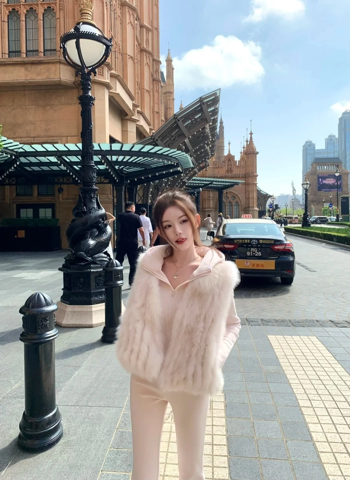 Ảnh gái xinh mặc pinky mỏng nhẹ