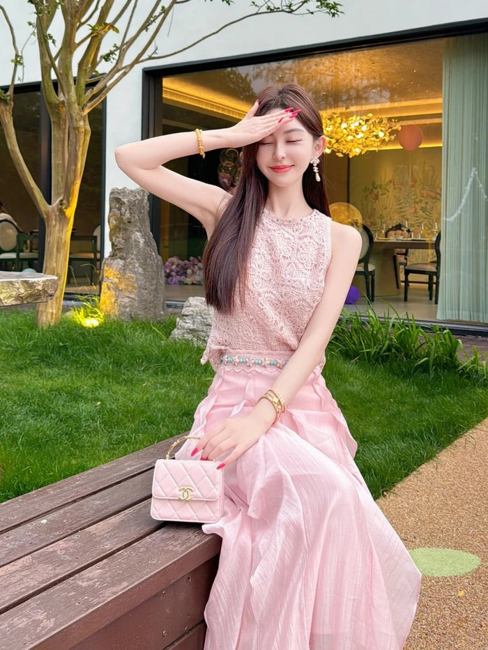 Ảnh gái xinh mặc pinky mỏng phong cách