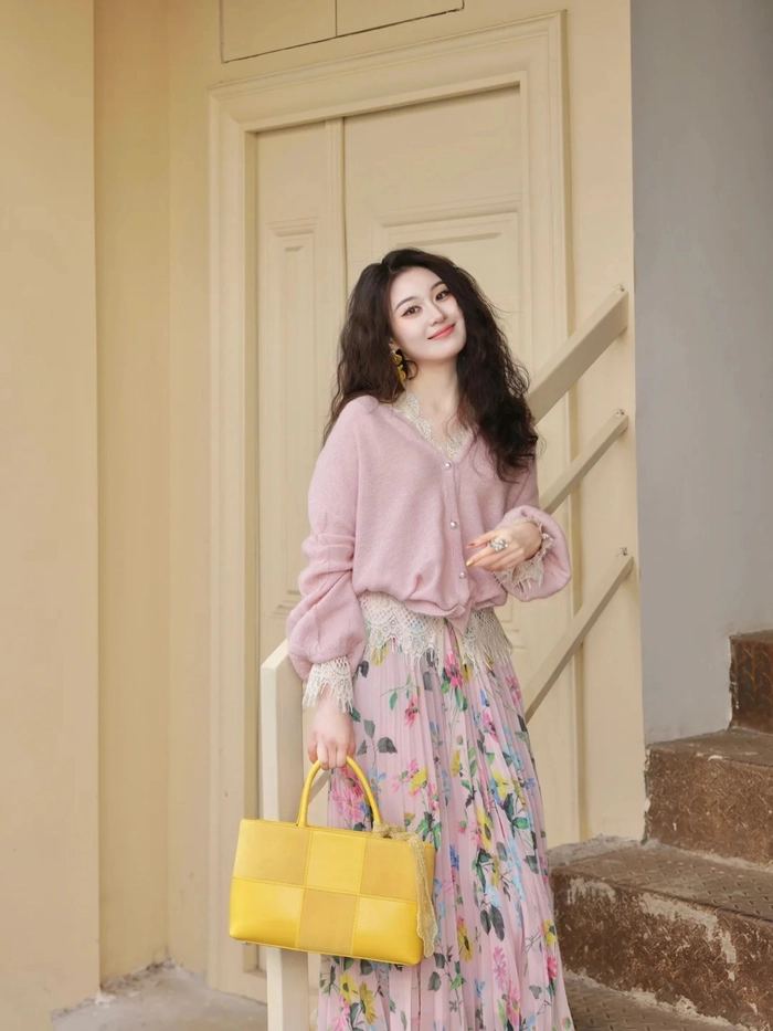 Ảnh gái xinh mặc pinky nhảy theo trend