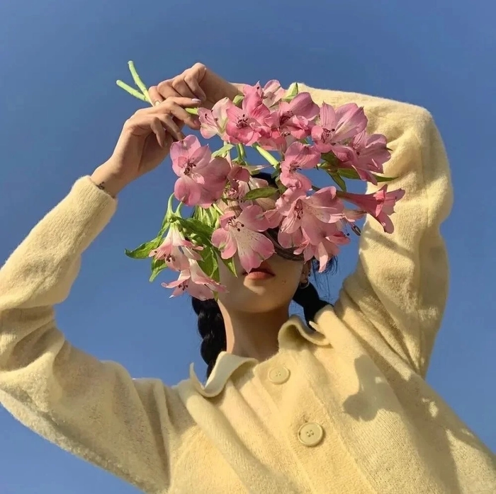 Avatar ảnh gái xinh che mặt chụp ngoài trời