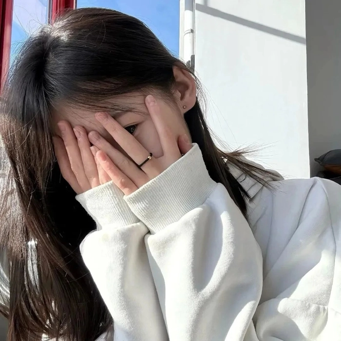 Avatar ảnh gái xinh che mặt tone sáng