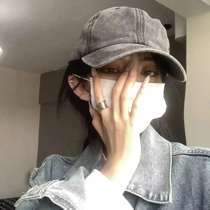 Avatar gái xinh che mặt đơn giản mà cuốn