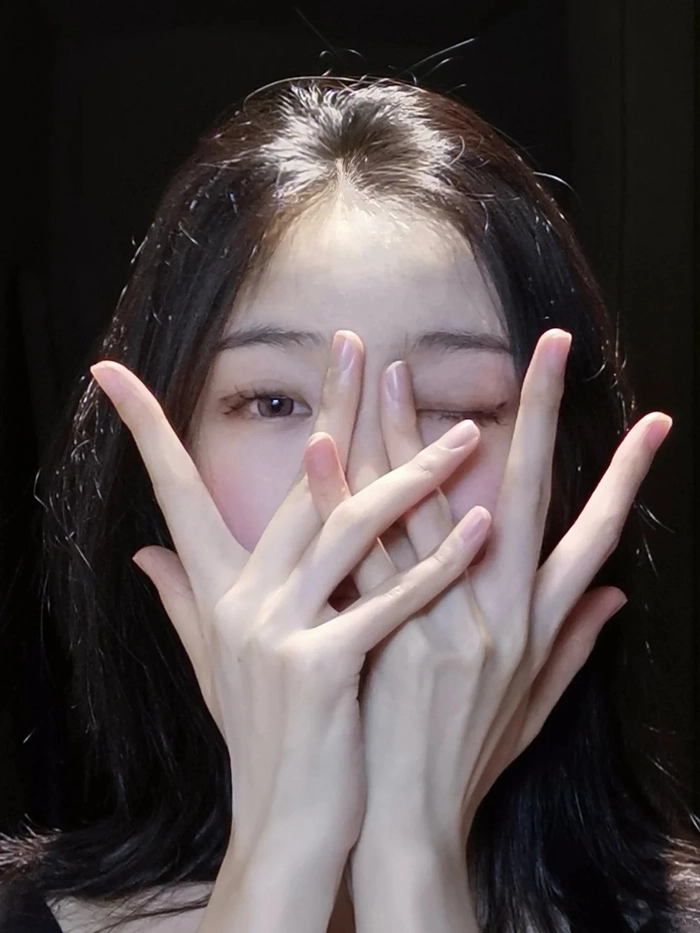 Avatar gái xinh che mặt thể hiện sự tinh tế