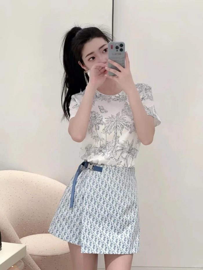 Gái xinh Việt Nam váy ngắn trẻ trung