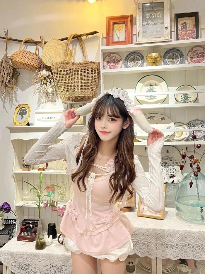 Gái xinh che mặt mặc pinky nhẹ nhàng