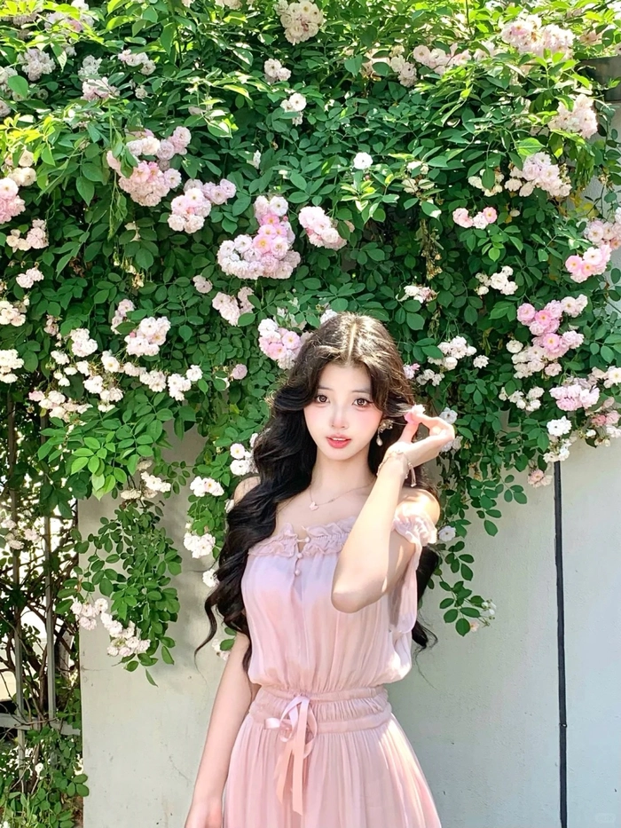 Gái xinh mặc pinky đi biển năng động