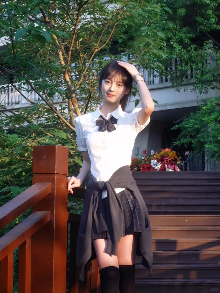 Gái xinh váy ngắn đen nổi bật