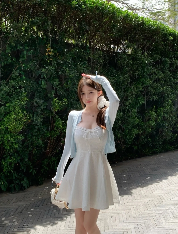 Gái xinh váy trắng ngắn thanh lịch