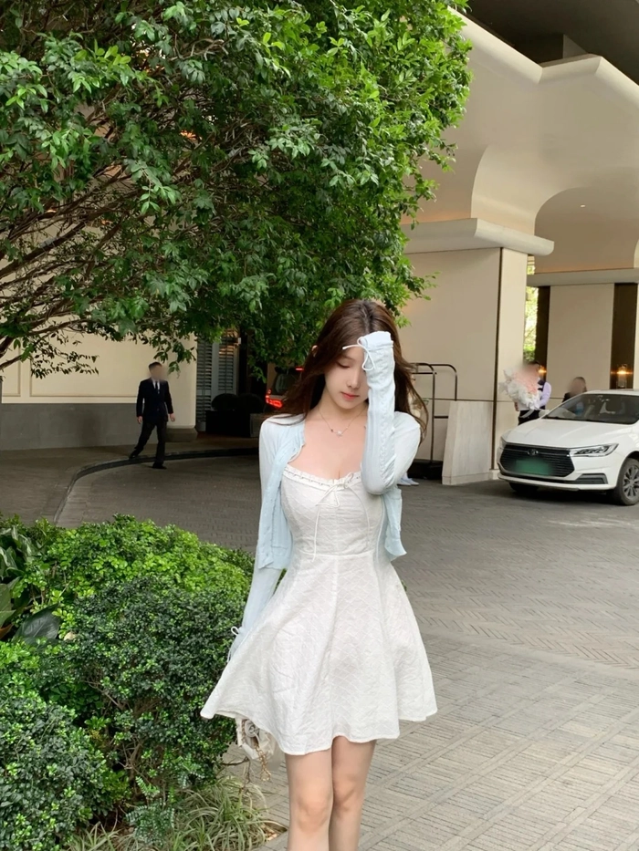 Gái xinh váy trắng ngắn