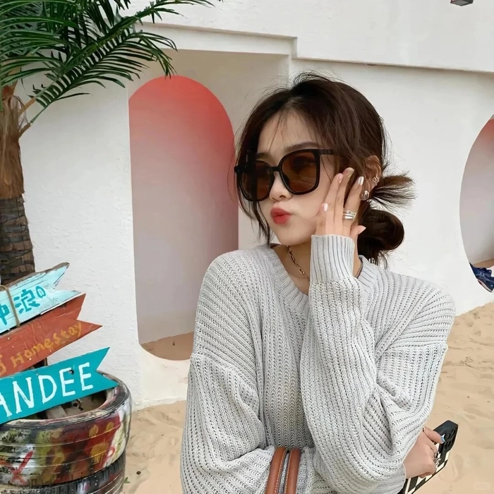 Hình ảnh gái xinh che mặt kiểu nhí nhảnh