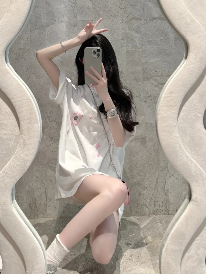 Hình ảnh gái xinh che mặt tạo dáng tối giản