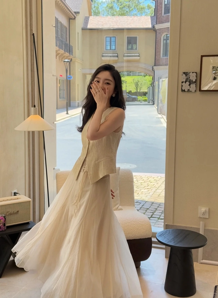 Hình ảnh gái xinh che mặt tông màu ấm