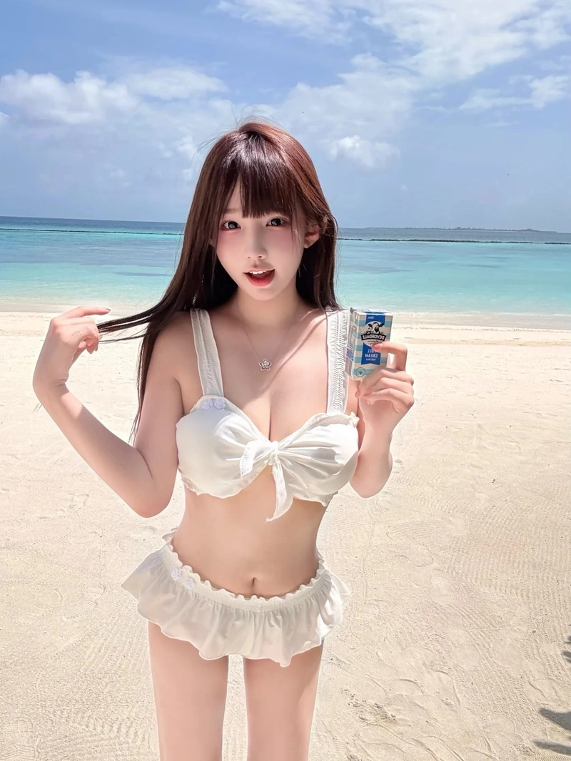 Hot girl mặc bikini tone sáng