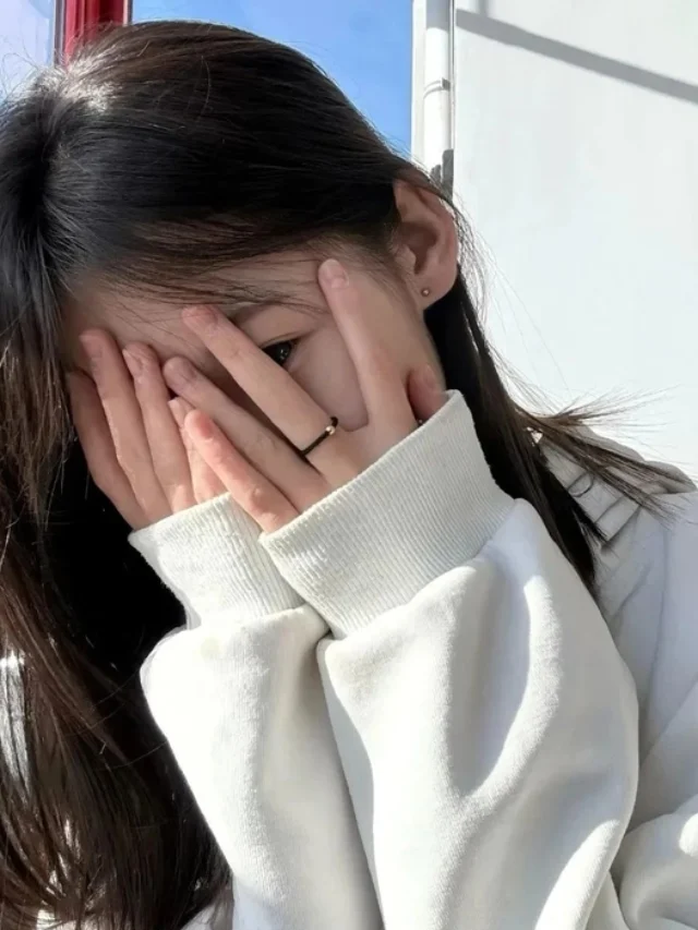 Avatar ảnh gái xinh che mặt tone sáng