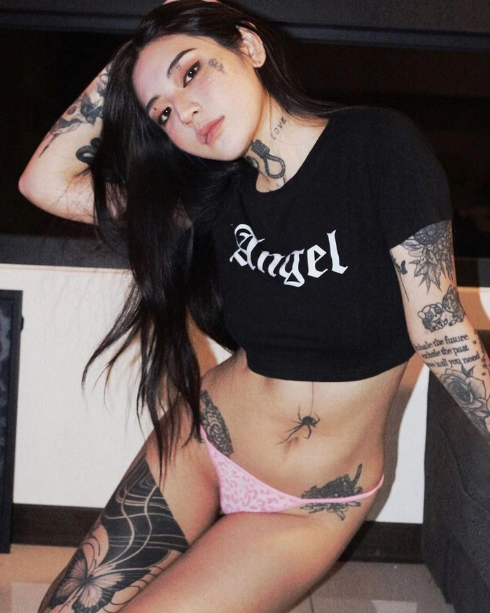 Ảnh con gái xăm hình thần thái cuốn hút