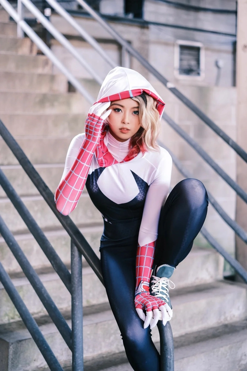 Ảnh cosplay Người Nhện nữ tạo dáng cuốn hút