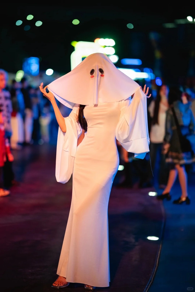 Ảnh cosplay ma áo trắng đầy ám ảnh
