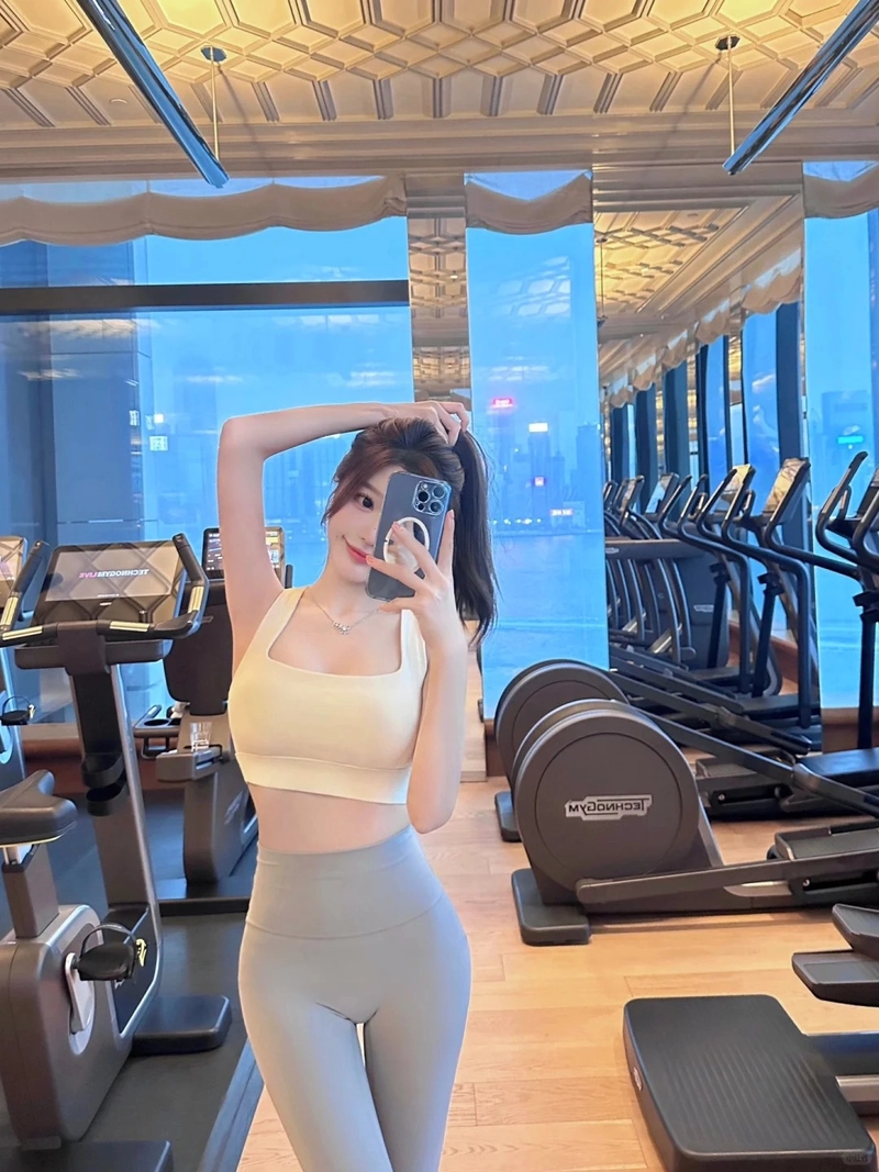 Ảnh gái tập gym body cân đối