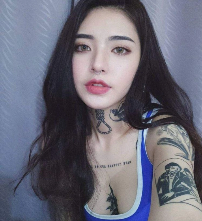 Ảnh gái xăm lưng gợi cảm cá tính