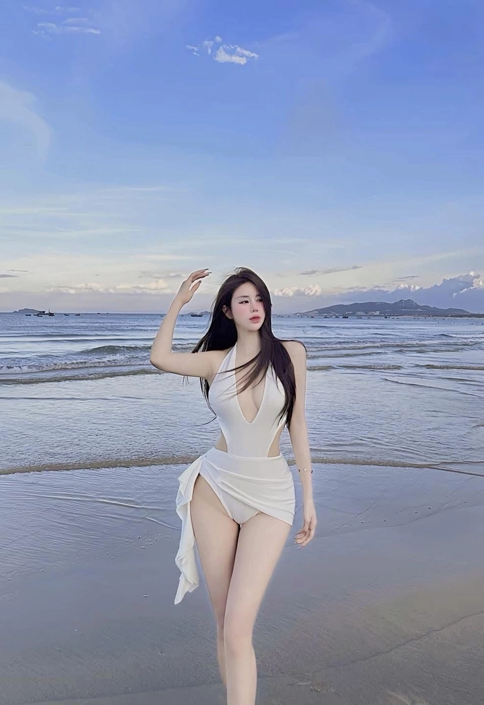 Ảnh gái xinh bikini trắng phong cách biển