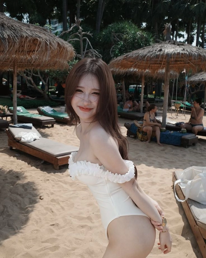 Ảnh gái xinh bikini trắng phong cách hè