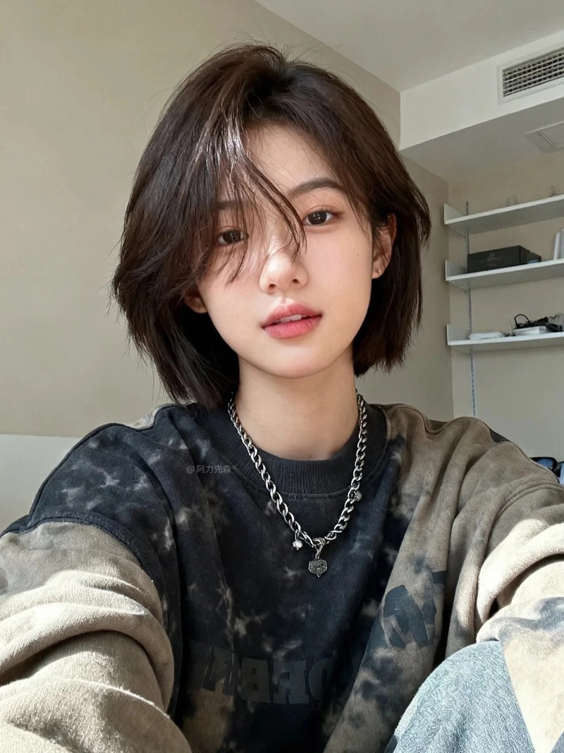 Ảnh gái xinh che mặt tóc ngắn cuốn mắt