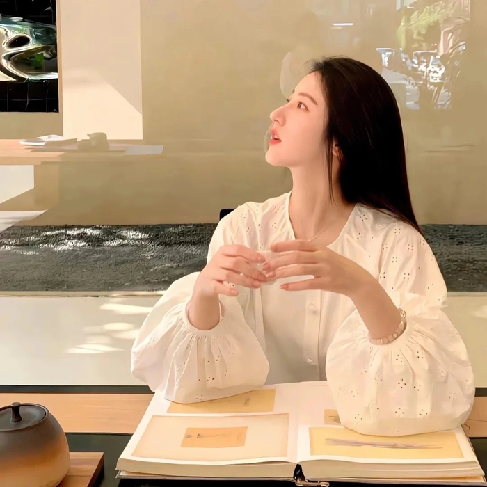 Ảnh gái xinh cool ngầu ánh mắt cuốn hút