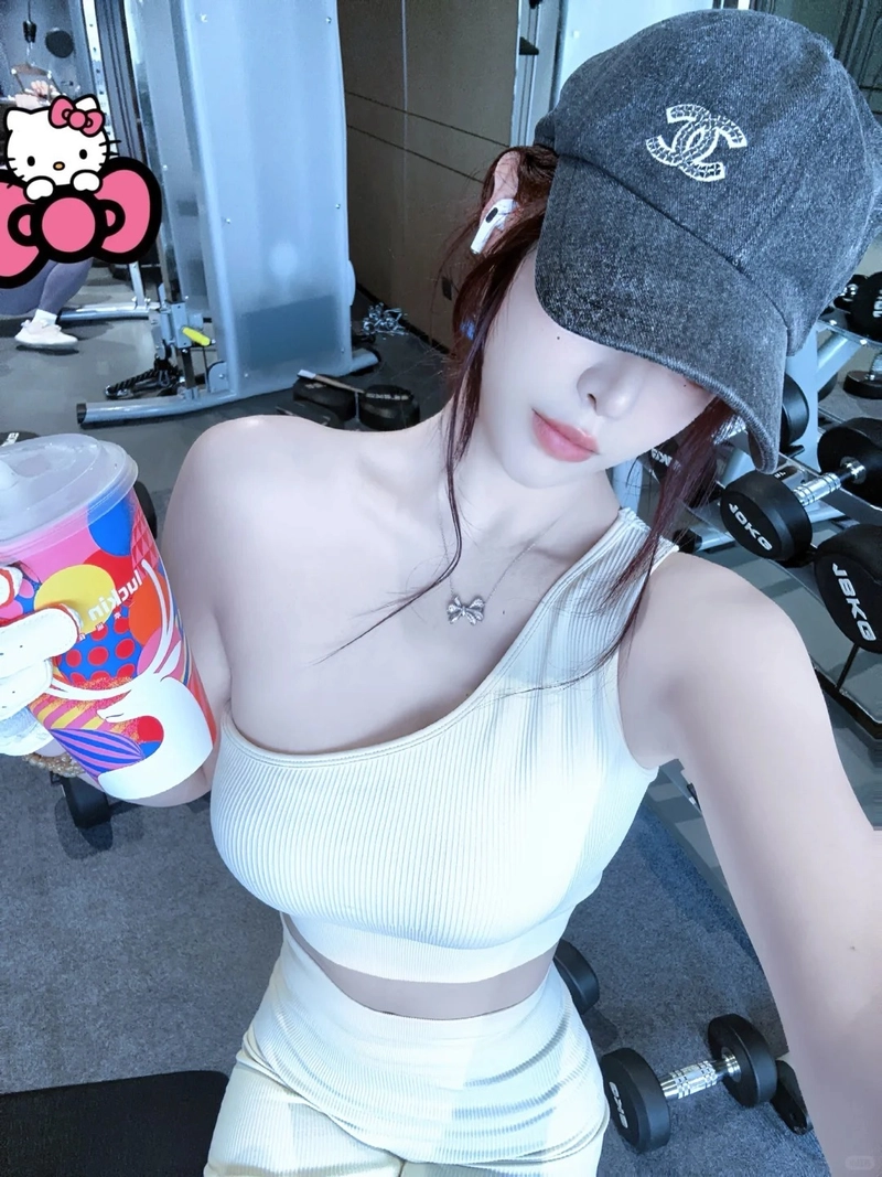 Ảnh gái xinh gym phong cách khỏe khoắn