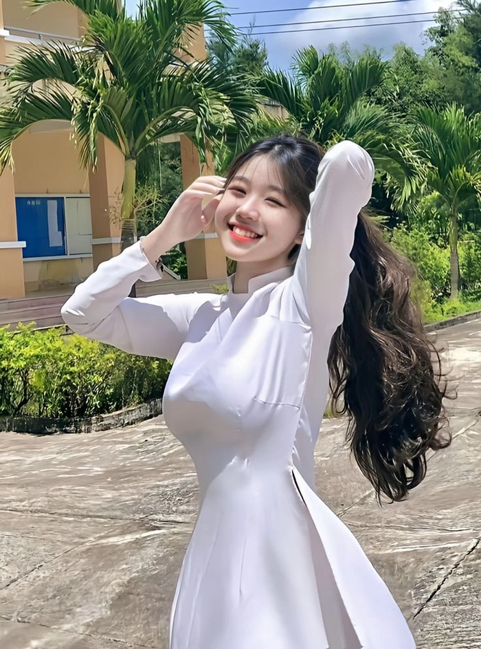 Ảnh gái xinh mặc áo dài trắng tinh khôi