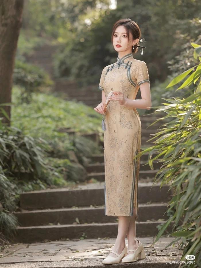 Ảnh gái xinh mặc sườn xám cuốn hút ánh nhìn