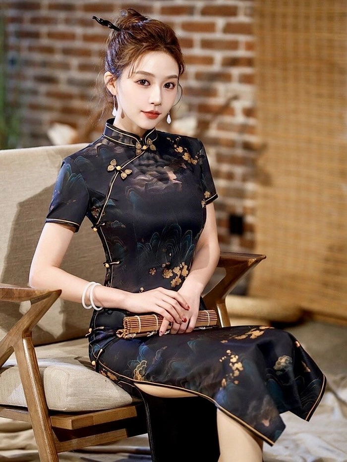 Ảnh gái xinh mặc sườn xám nhẹ nhàng