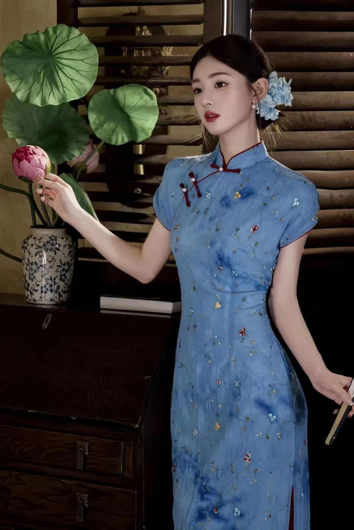 Ảnh gái xinh mặc sườn xám sang trọng