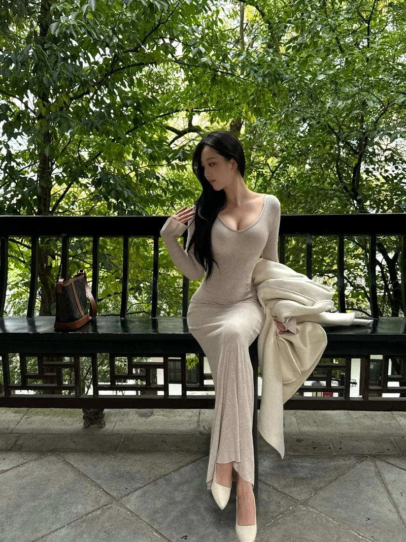 Ảnh gái xinh mặc váy bó quyến rũ