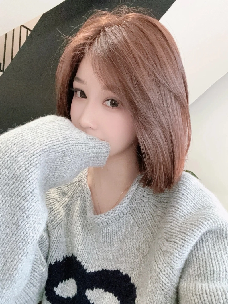 Ảnh gái xinh tóc ngắn che mặt cá tính