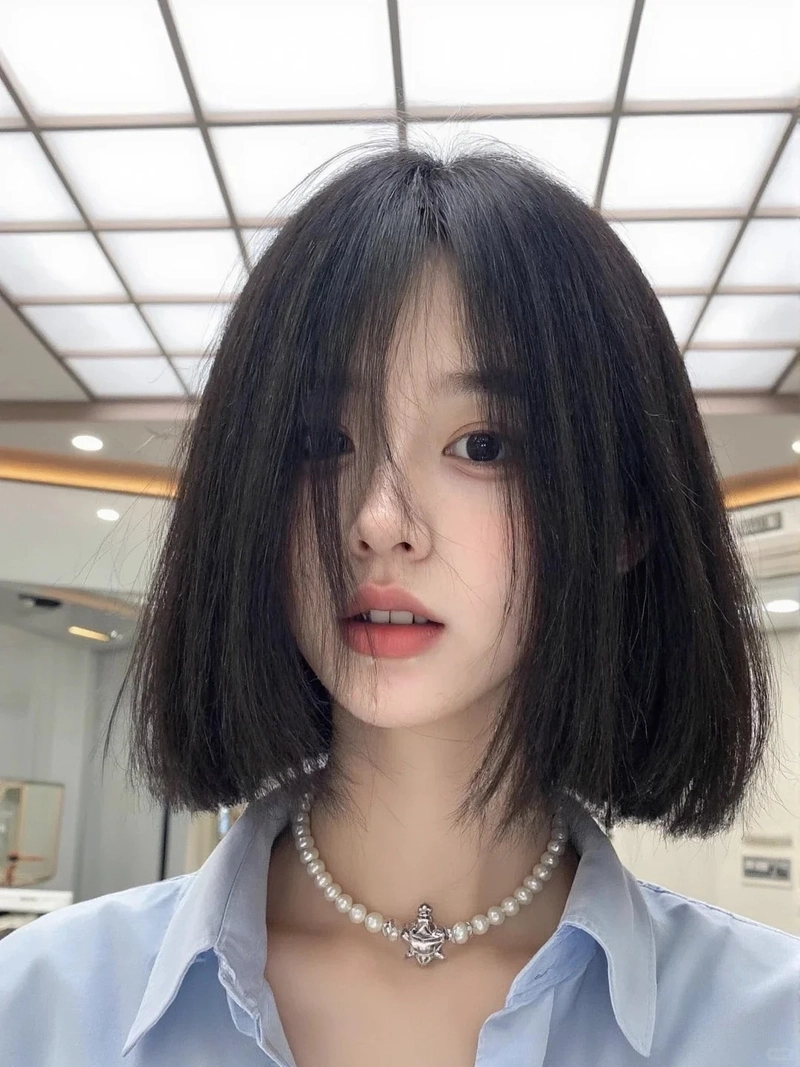 Ảnh gái xinh tóc ngắn che mặt cuốn hút