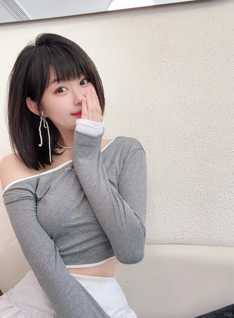 Ảnh gái xinh tóc ngắn che mặt nghệ thuật