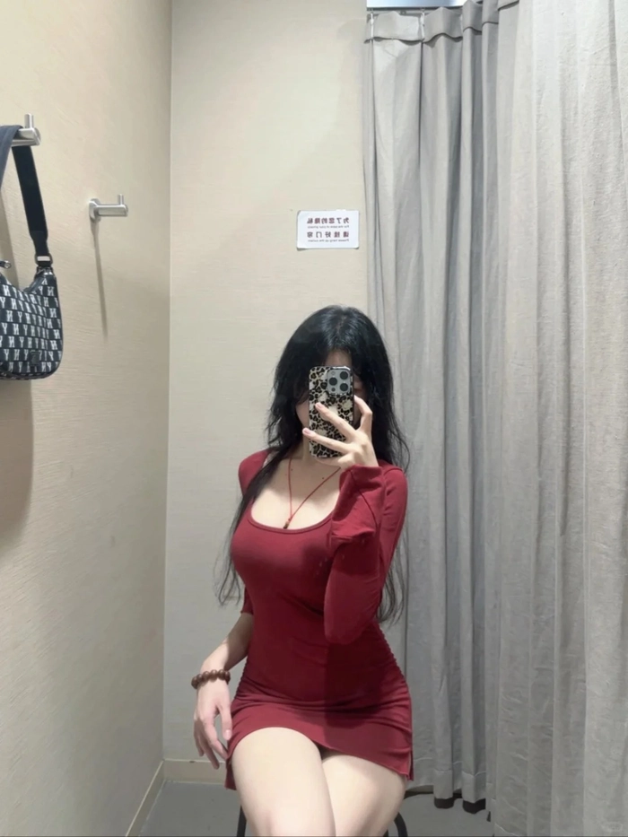 Ảnh gái xinh váy body phong cách tối giản