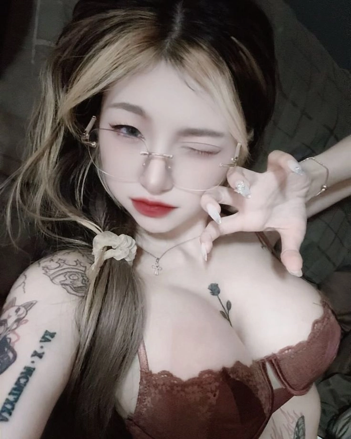 Ảnh gái xinh xăm trổ đầy cá tính