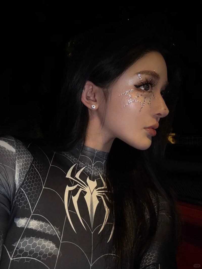 Ảnh girl cosplay Người Nhện đen bí ẩn