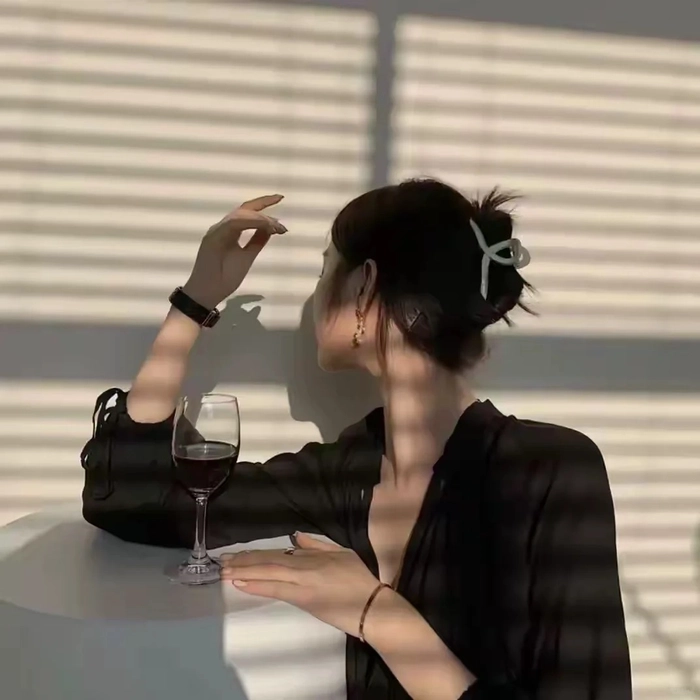 Avatar gái xinh ngầu phong cách năng động