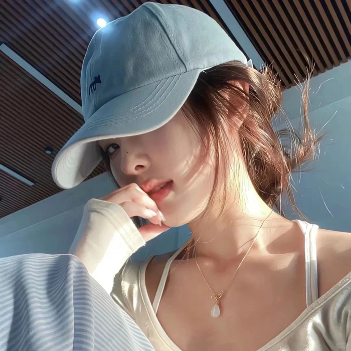 Avatar gái xinh ngầu tạo dáng quyến rũ