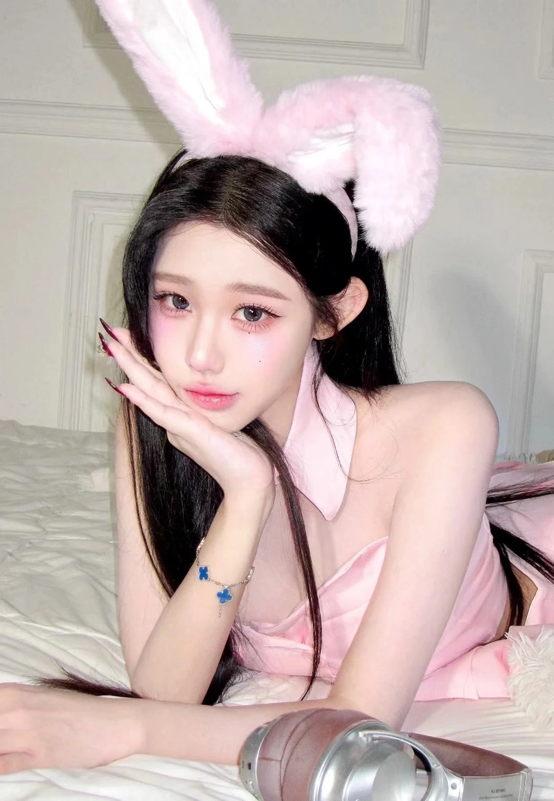 Cô gái hóa trang nàng thỏ cuốn hút