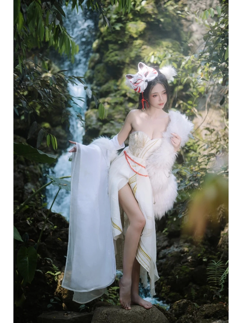 Cosplay hồ ly 9 đuôi phong cách nóng bỏng