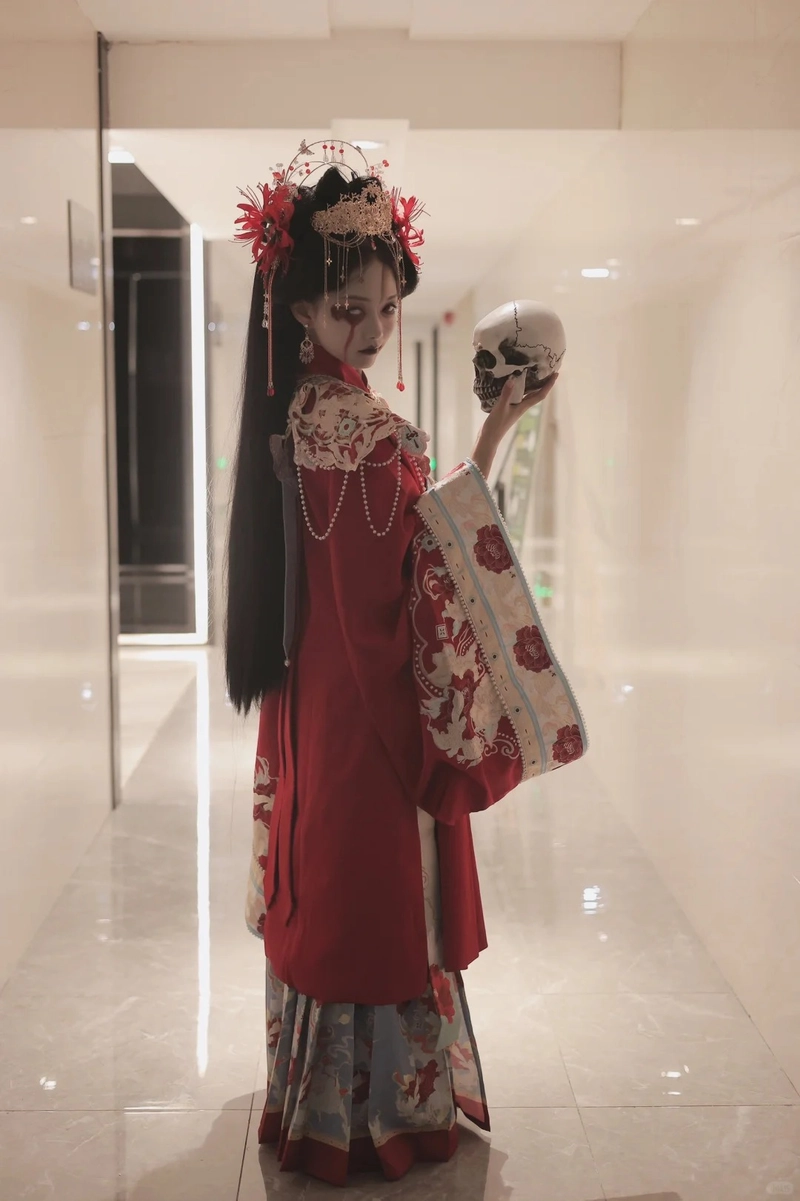 Gái đẹp cosplay ma nữ ánh nhìn cuốn mắt