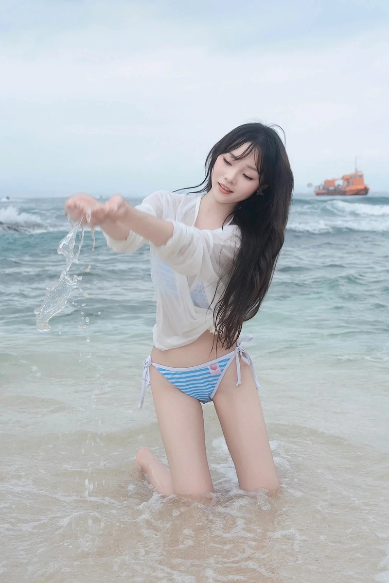 Gái đẹp mặc bikini đi biển cuốn hút