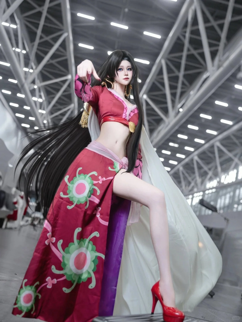 Gái đẹp tạo dáng cosplay One Piece