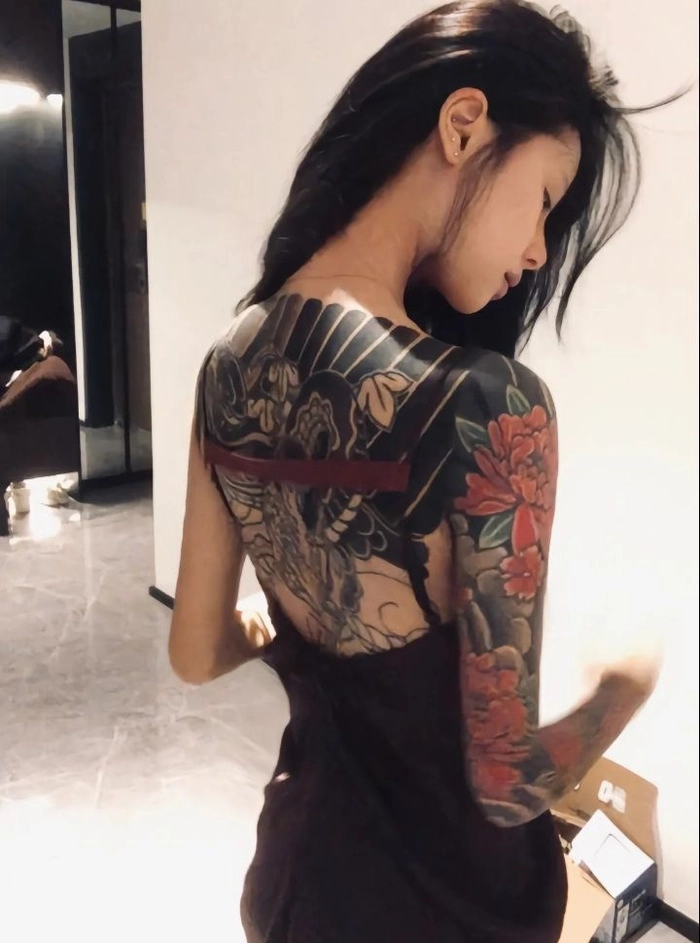 Gái đẹp xăm mình thần thái tự tin