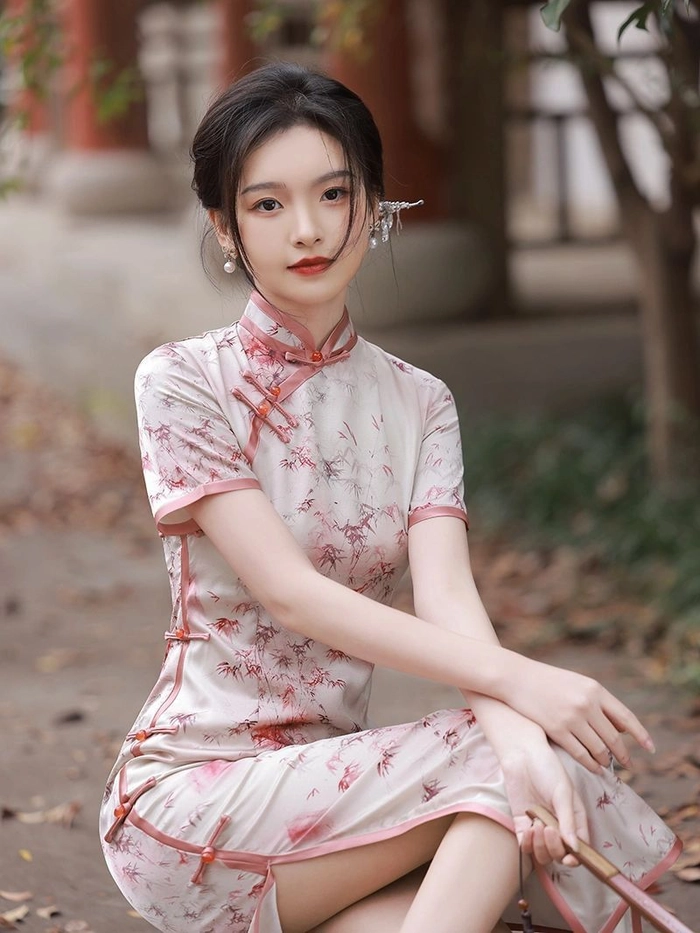 Gái mặc sườn xám phong cách hiện đại