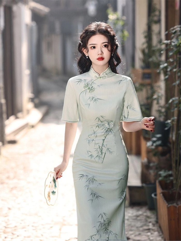 Gái mặc sườn xám tôn dáng quyến rũ